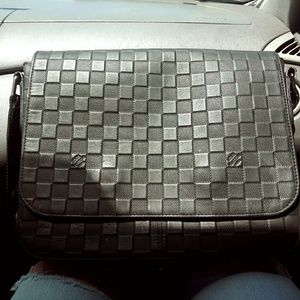 Louis vuitton messenger style bag